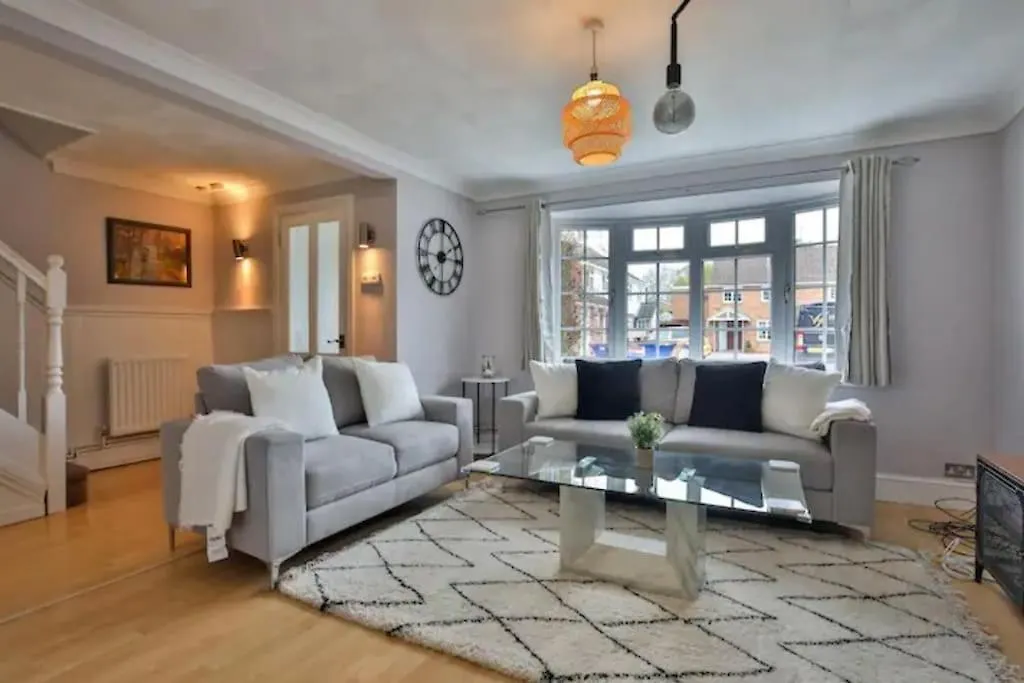 Large 4 Bed House Near River Thames Old Windsor