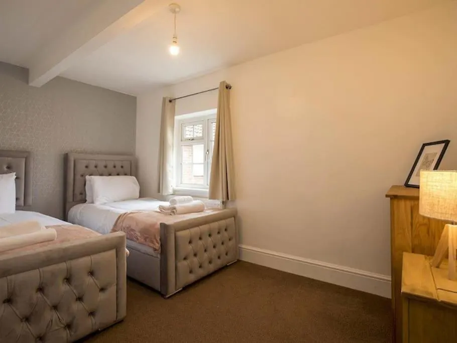 Large 4 Bed House Near River Thames Old Windsor