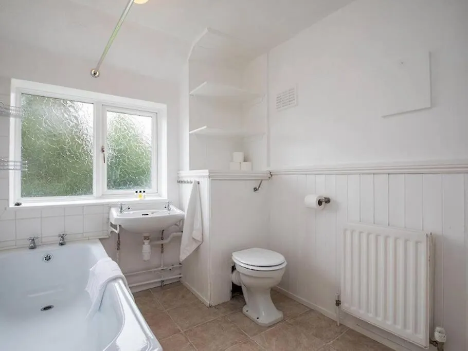 Holiday home Large 4 Bed House Near River Thames Old Windsor