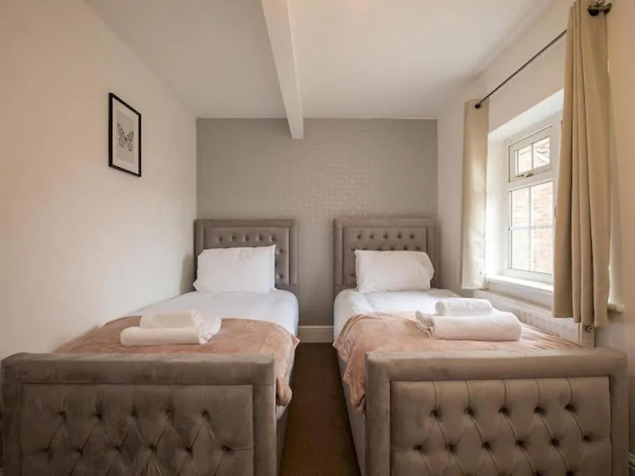 Holiday home Large 4 Bed House Near River Thames Old Windsor