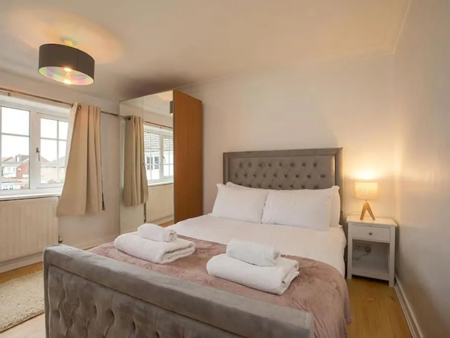 Large 4 Bed House Near River Thames Old Windsor