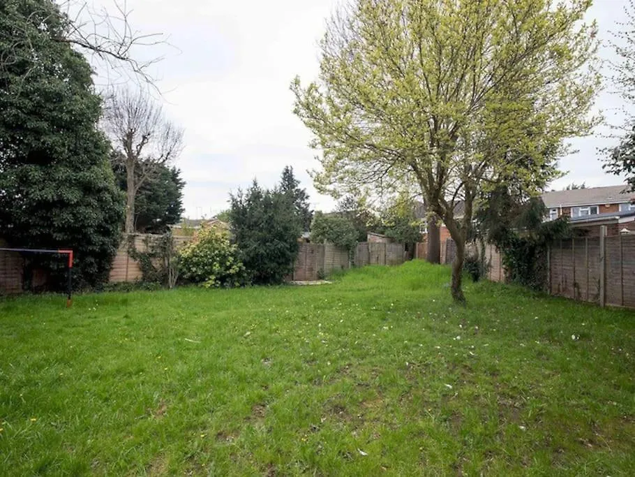 Holiday home Large 4 Bed House Near River Thames Old Windsor