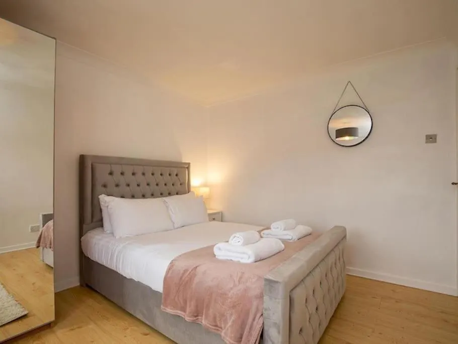 Holiday home Large 4 Bed House Near River Thames Old Windsor