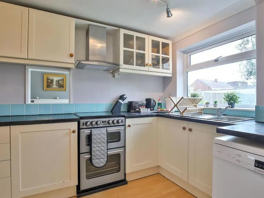 Large 4 Bed House Near River Thames Old Windsor Holiday home