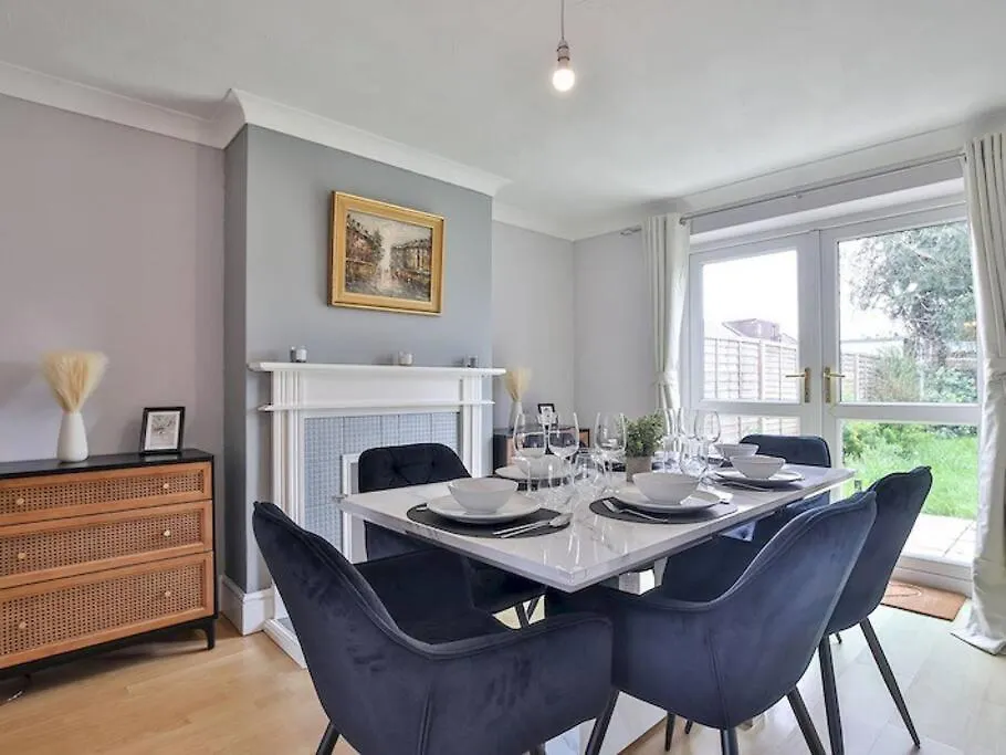Large 4 Bed House Near River Thames Old Windsor Holiday home