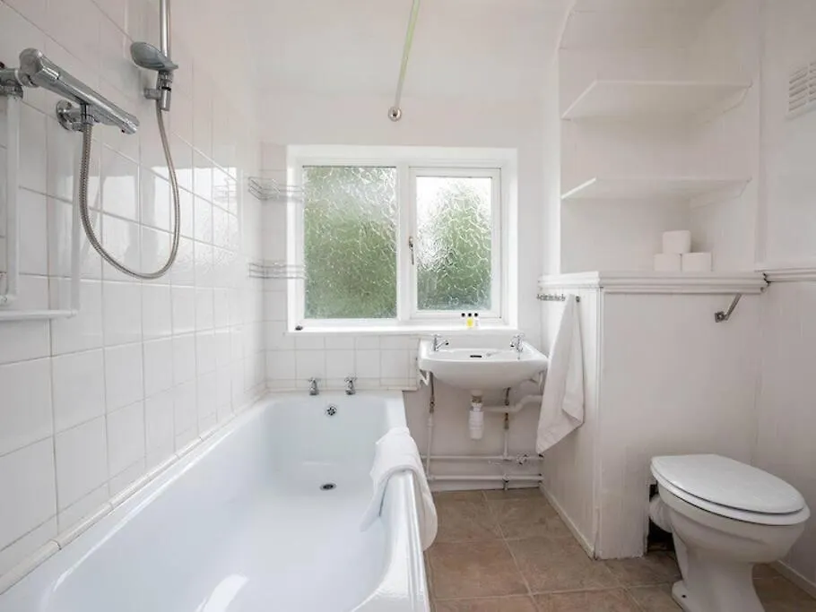 Large 4 Bed House Near River Thames Old Windsor 0*,