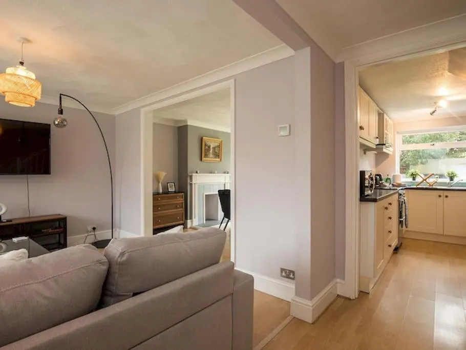 Holiday home Large 4 Bed House Near River Thames Old Windsor United Kingdom