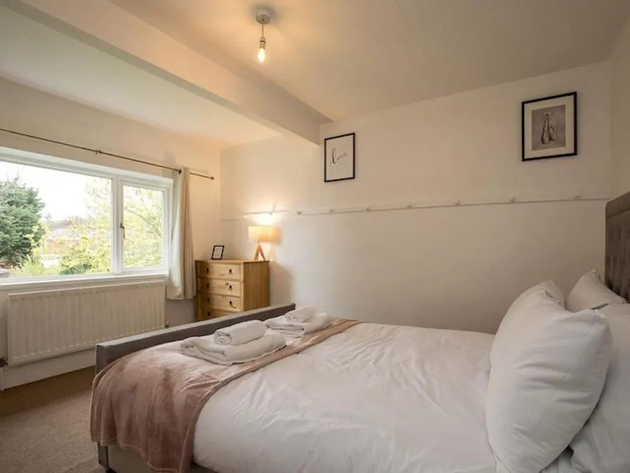 Holiday home Large 4 Bed House Near River Thames Old Windsor United Kingdom